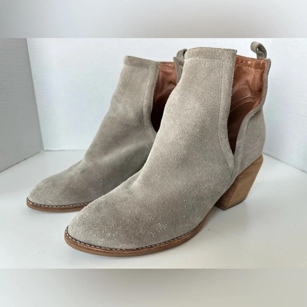 Jeffrey Campbell Orwell Side Slit Suede Ankle Booties Size 9